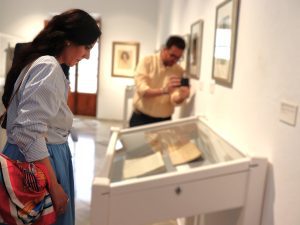 La cantante malagueña Diana Navarro junto al alcalde, el presidente y el director gerente de la Fundación María Zambrano durante su visita a la sede, recorriendo las instalaciones y conociendo el legado de la pensadora