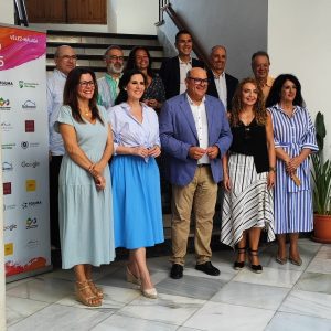 Representantes de la Universidad de Málaga, la Fundación María Zambrano y autoridades locales posan juntos durante la inauguración oficial del curso de verano en la sede de la Fundación